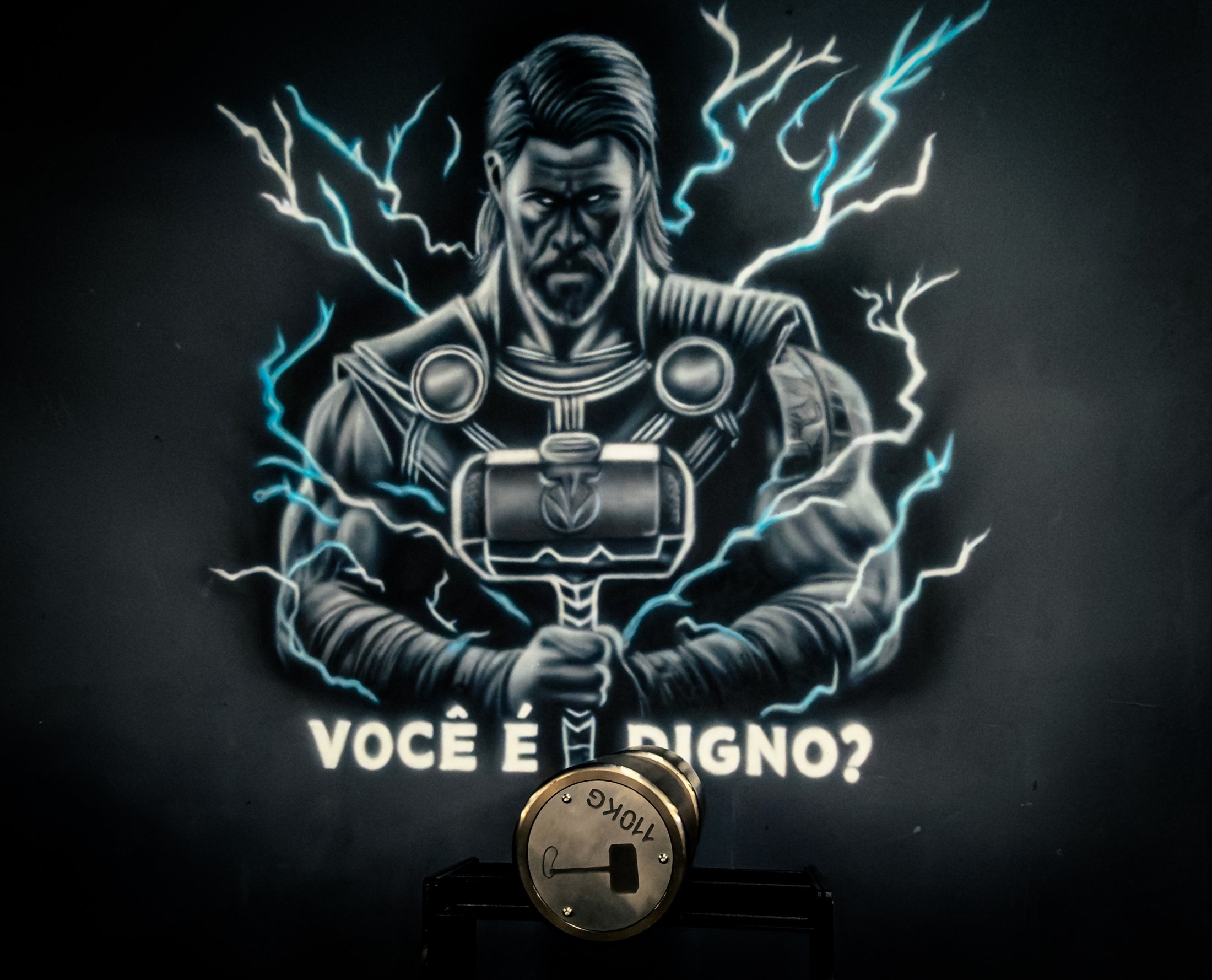 Painel ilustrado na parede da academia e anilha Corpus