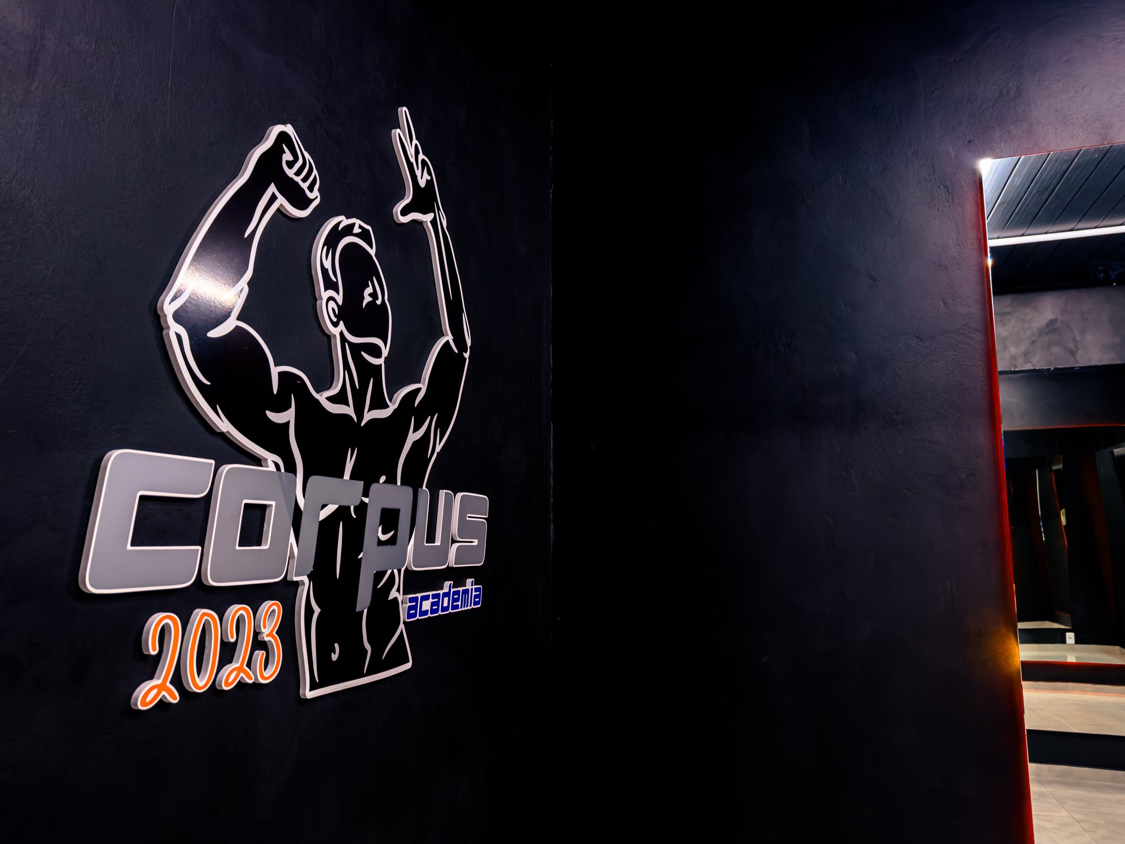 Logo Corpus na parede interna